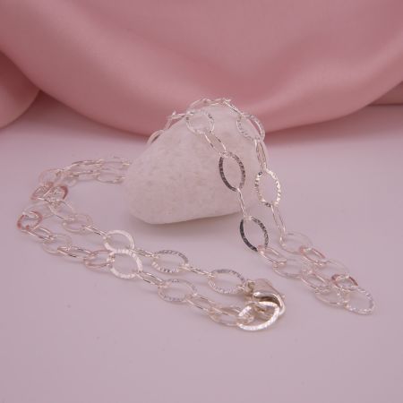 Nahaufnahme des filigranen Schlagmusters der Silberkette Elayne aus 925 Sterling Silber.